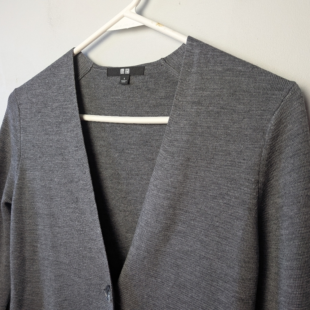 UNIQLO Women Gray Cardigan Size Small Long Sleeves 2 Front Pockets 44% Wool - Picture 2 of 10